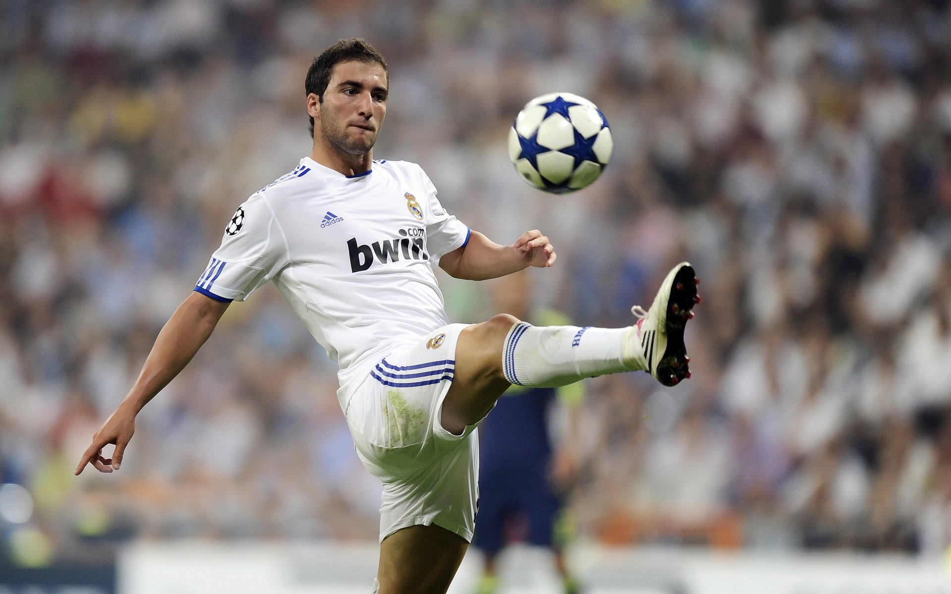 跨界主宰，从底特律的钢铁轰鸣到米兰的绿茵狂舞