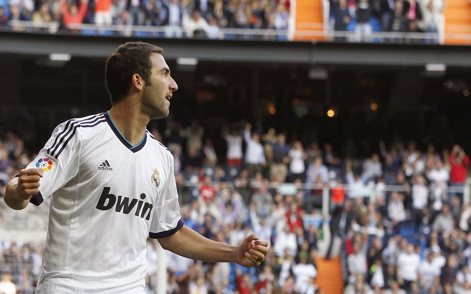 当足球撞上F1,加纳终结奥地利,李刚仁在巴林赛道接管比赛